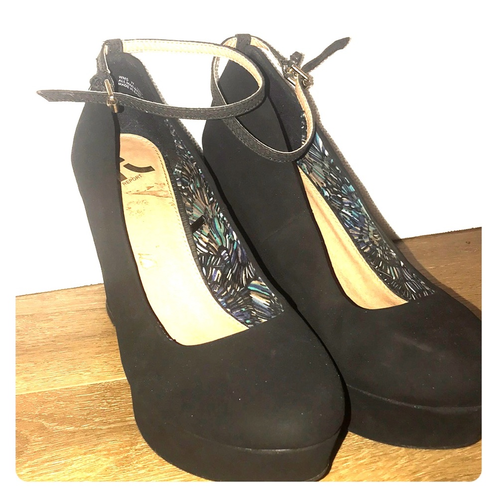 Black suede-like wedge heels! 👠